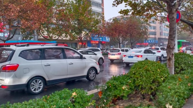 雨中道路擁堵，市民可繞行！